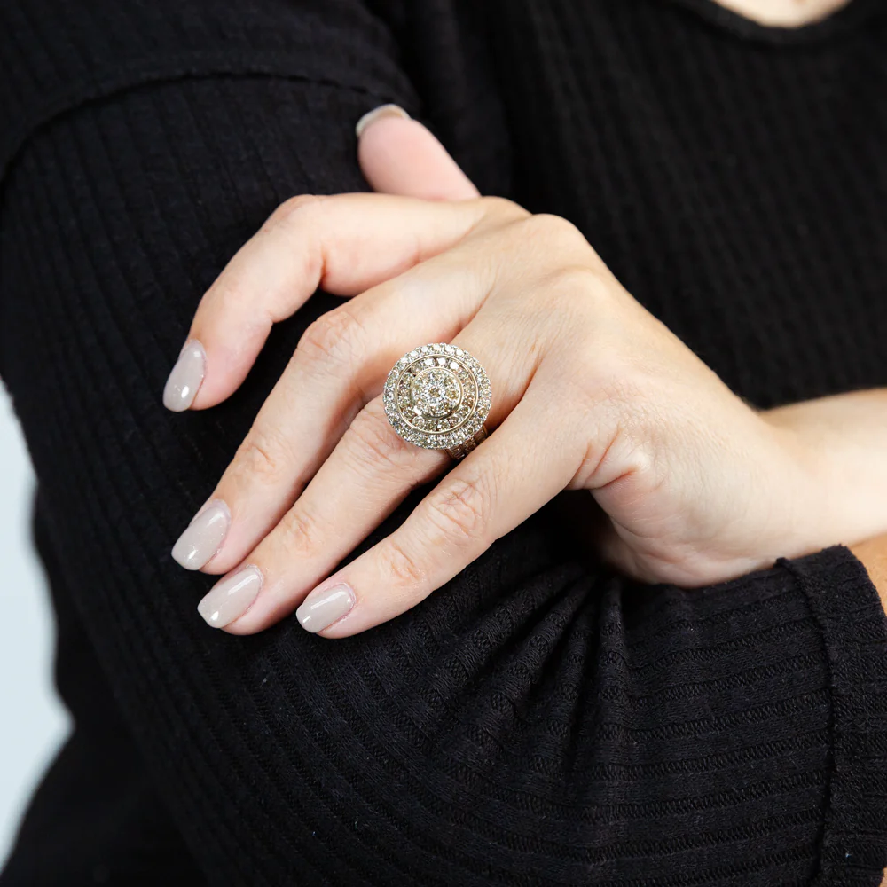 9ct Yellow Gold 3 Carat Diamond Ring with Brilliant and Tapered Baguette Diamonds - Image 2