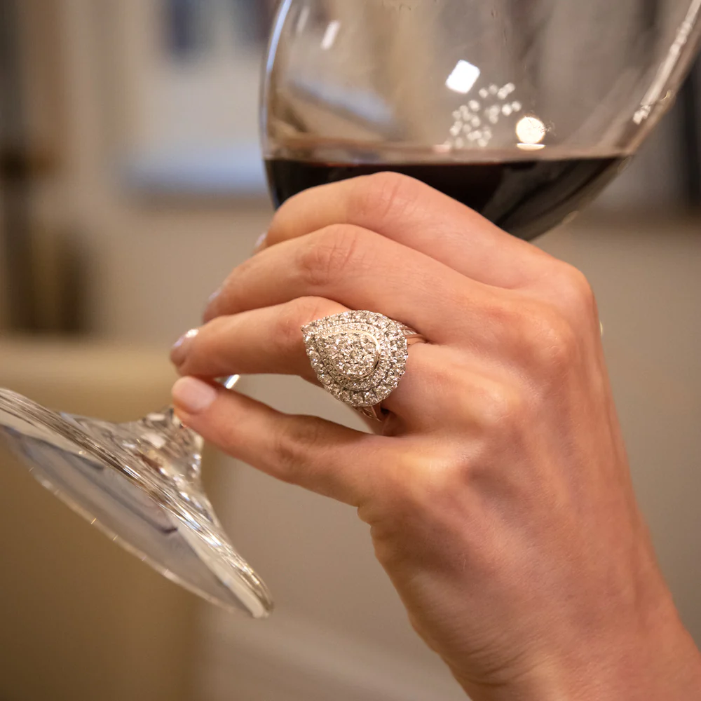 9ct Yellow Gold 3 Carat Diamond Ring with Brilliant Cut and Tapered Baguette Diamonds - Image 2