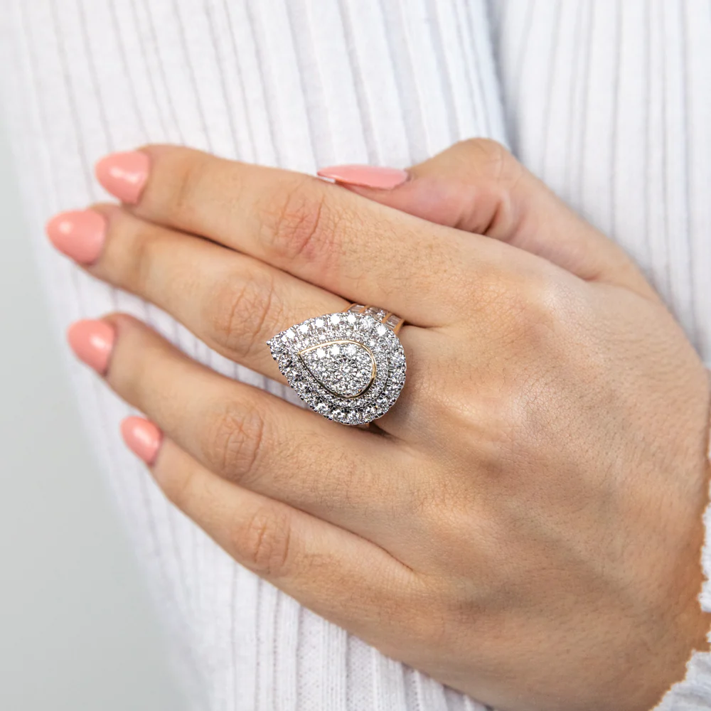 9ct Yellow Gold 3 Carat Diamond Ring with Brilliant Cut and Tapered Baguette Diamonds - Image 3