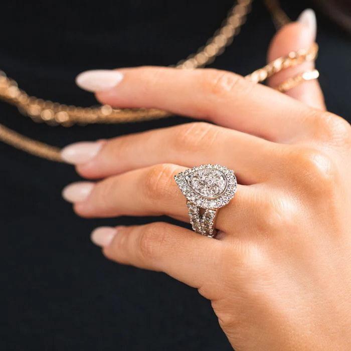 9ct Yellow Gold 4 Carat Diamond Ring with Brilliant Cut Diamonds - Image 3