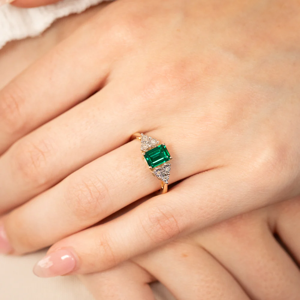 9ct Yellow Gold 7mm Created Emerald And Diamond Ring - Image 3
