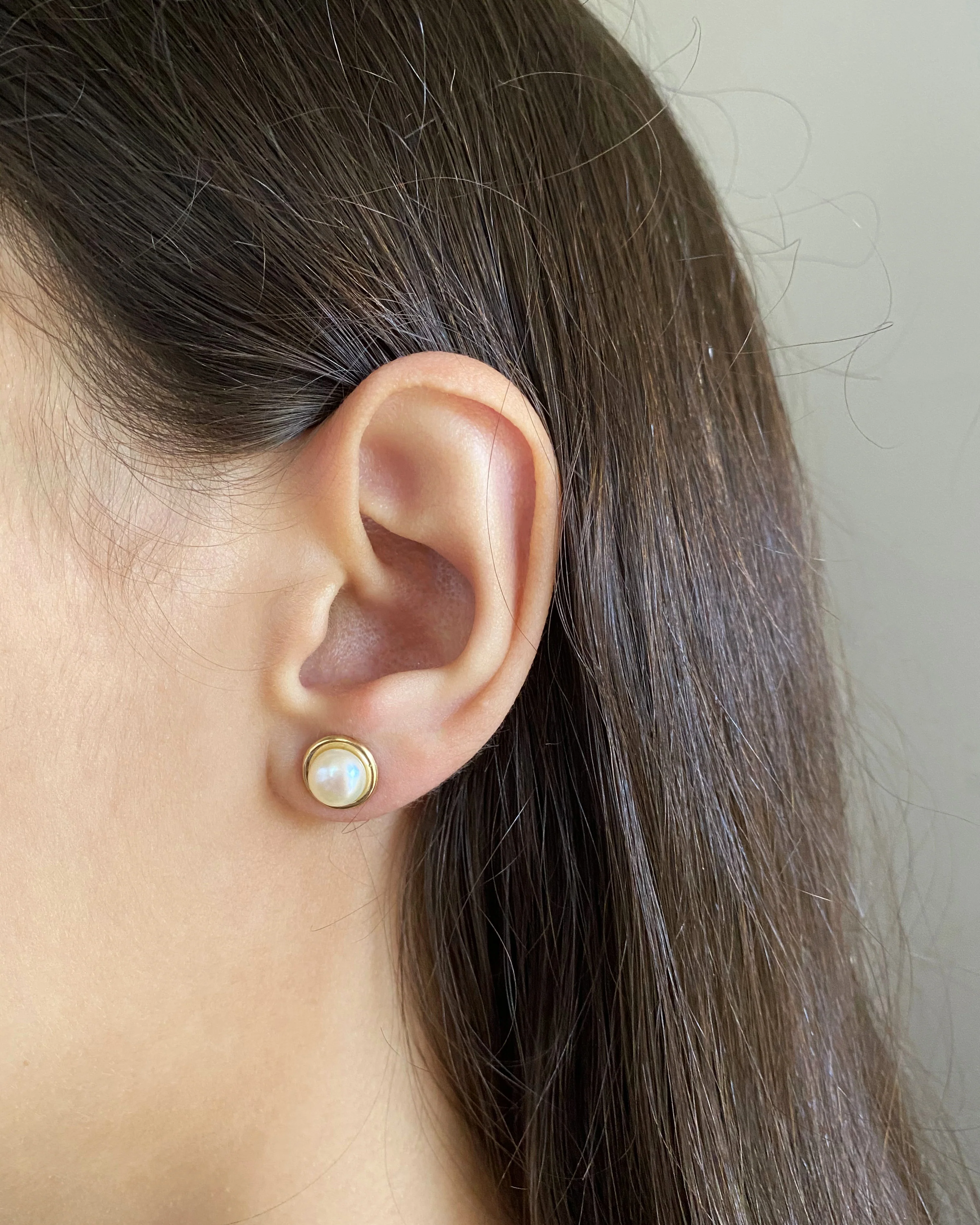 9ct Yellow Gold 7mm Freshwater Pearl Studs - Image 2