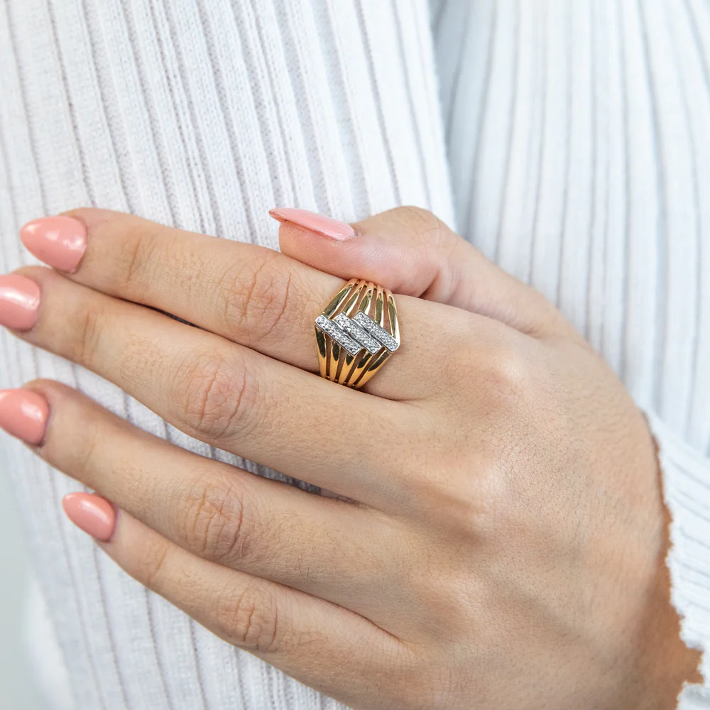 9ct Yellow Gold Bar Diamond Ring - Image 3