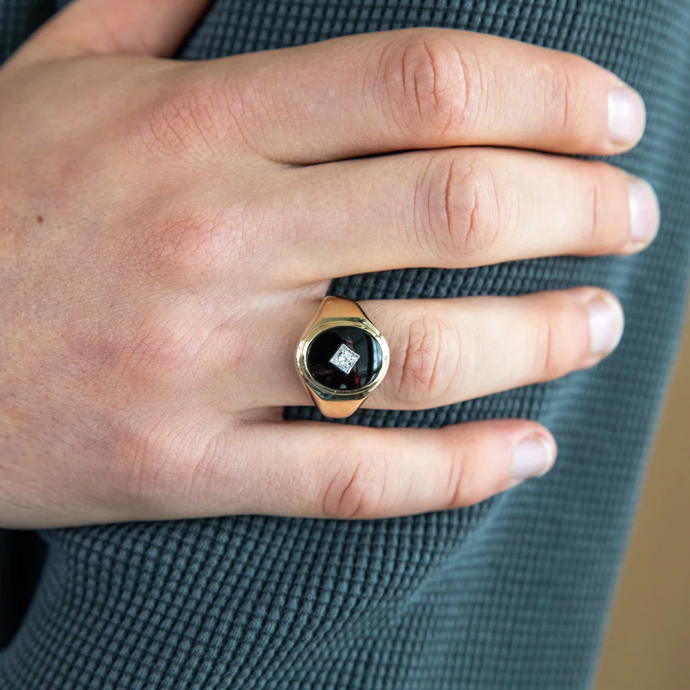 9ct Yellow Gold Black Onyx and Diamond Gents Ring - Image 3