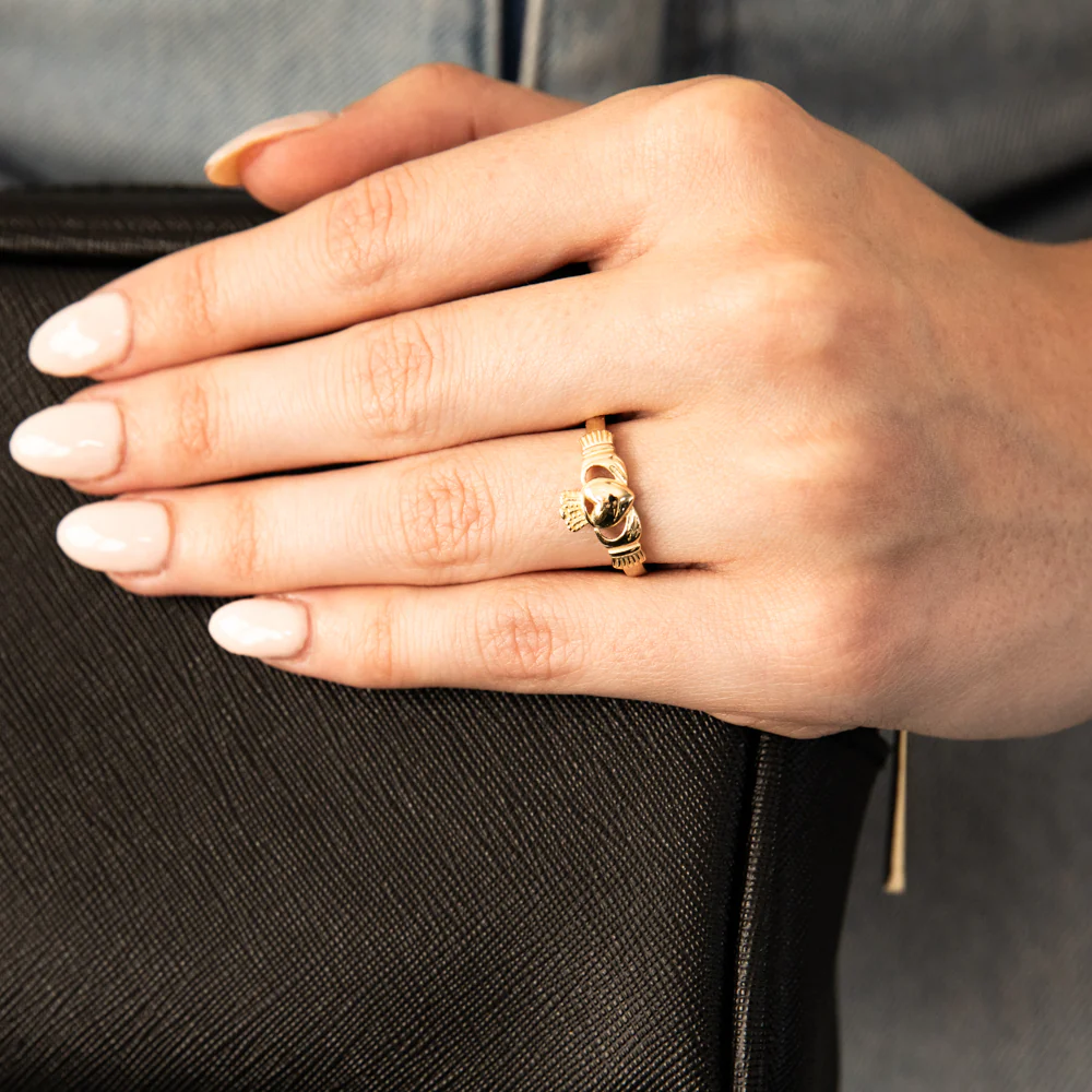 9ct Yellow Gold Claddagh Ring - Image 3