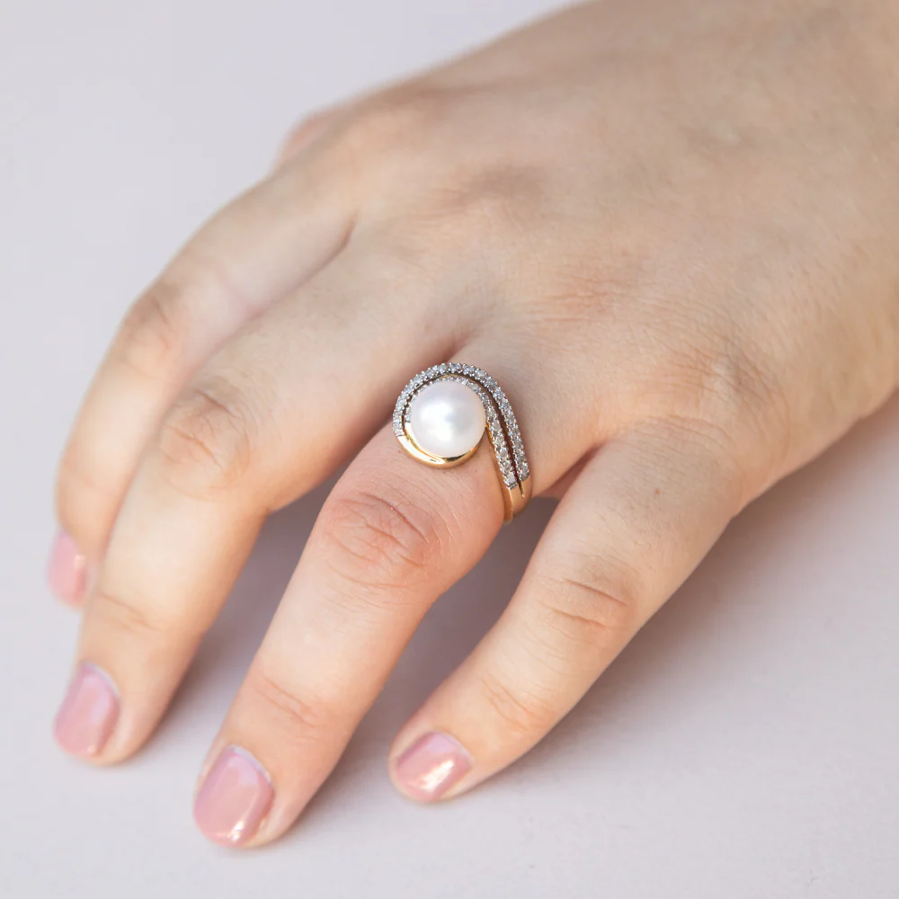 9ct Yellow Gold Cultured Pearl and Diamond Swirl Ring - Image 3