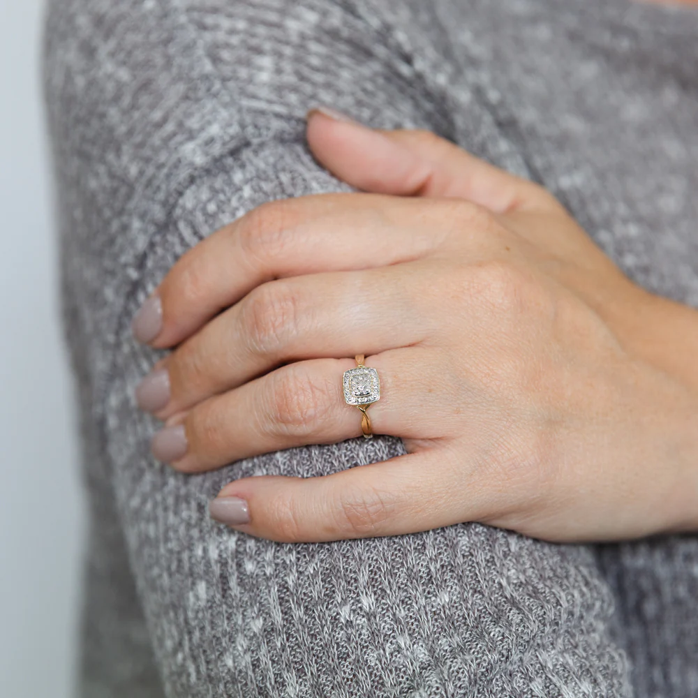 9ct Yellow Gold Diamond Cushion Shape Cluster Ring With 7 Brilliant Cut Diamonds - Image 2