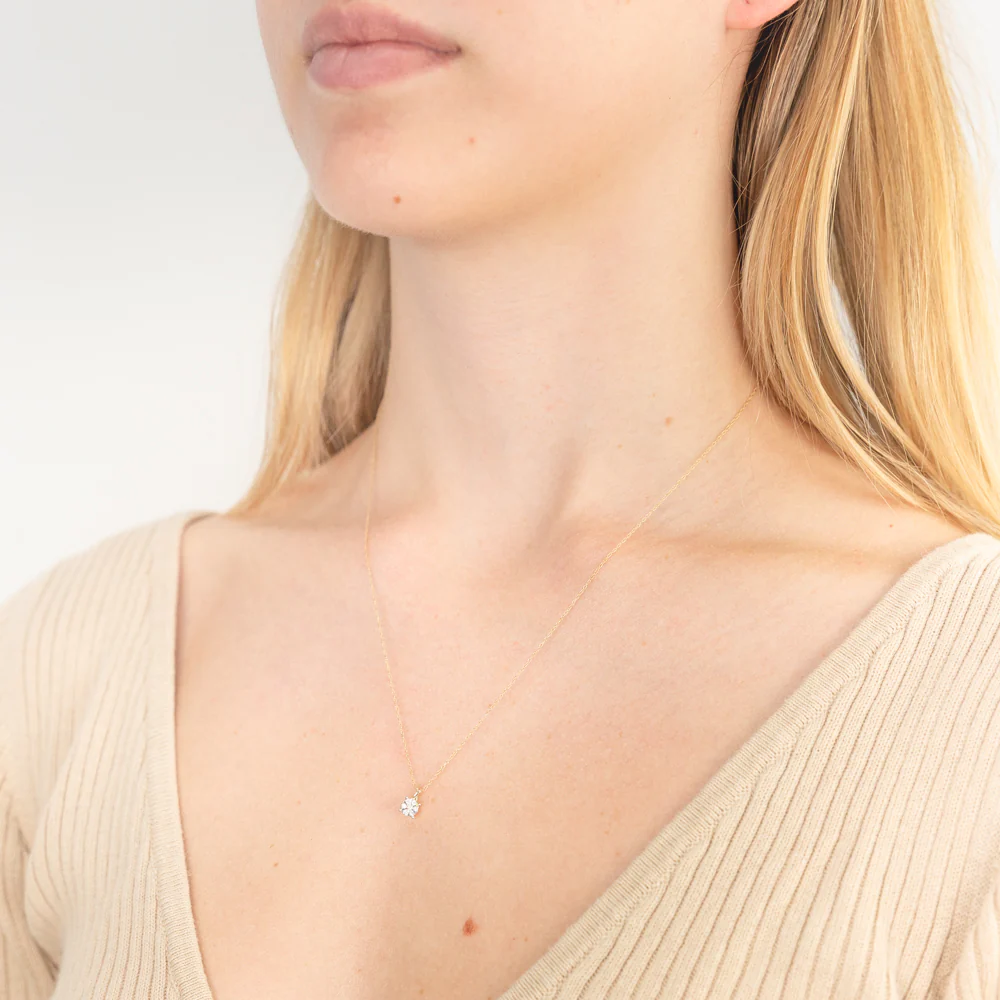9ct Yellow Gold Diamond Pendant with 7 Brilliant Diamonds on 9ct Chain - Image 2