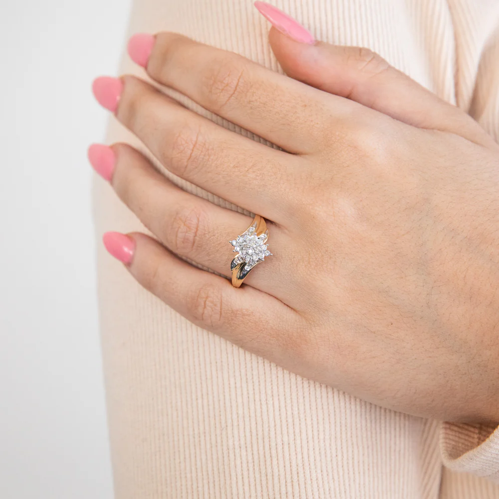 9ct Yellow Gold Diamond Ring Set With 16 Brilliant Cut Diamonds - Image 3