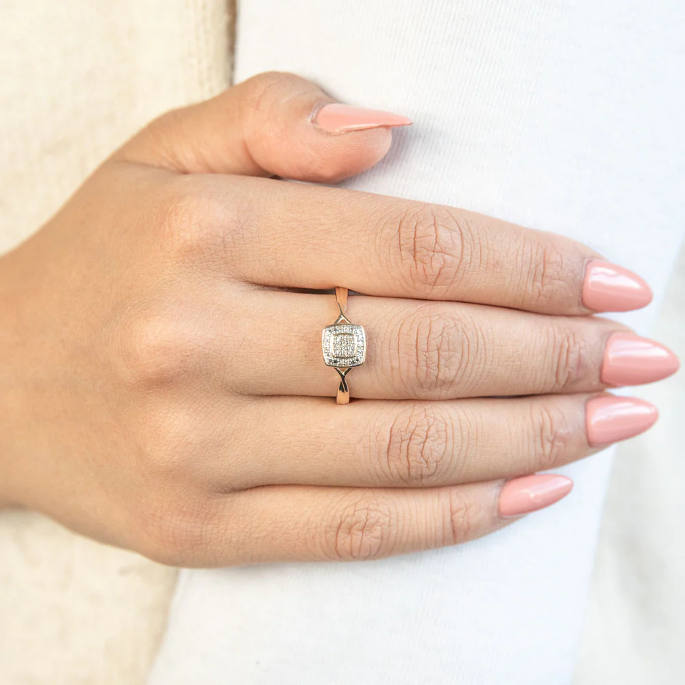 9ct Yellow Gold Diamond Ring Set with 17 Stunning Brilliant Diamonds - Image 2