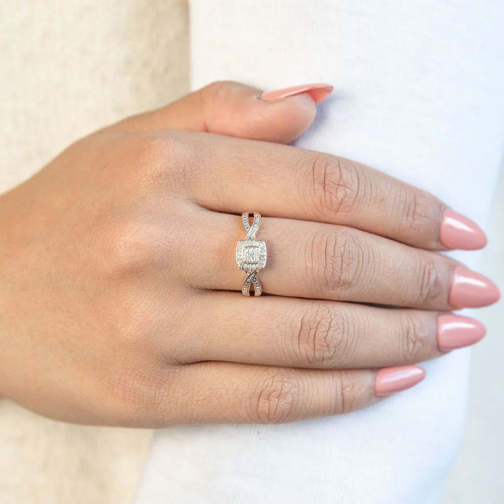 9ct Yellow Gold Diamond Ring Set with 29 Stunning Brilliant Diamonds - Image 2
