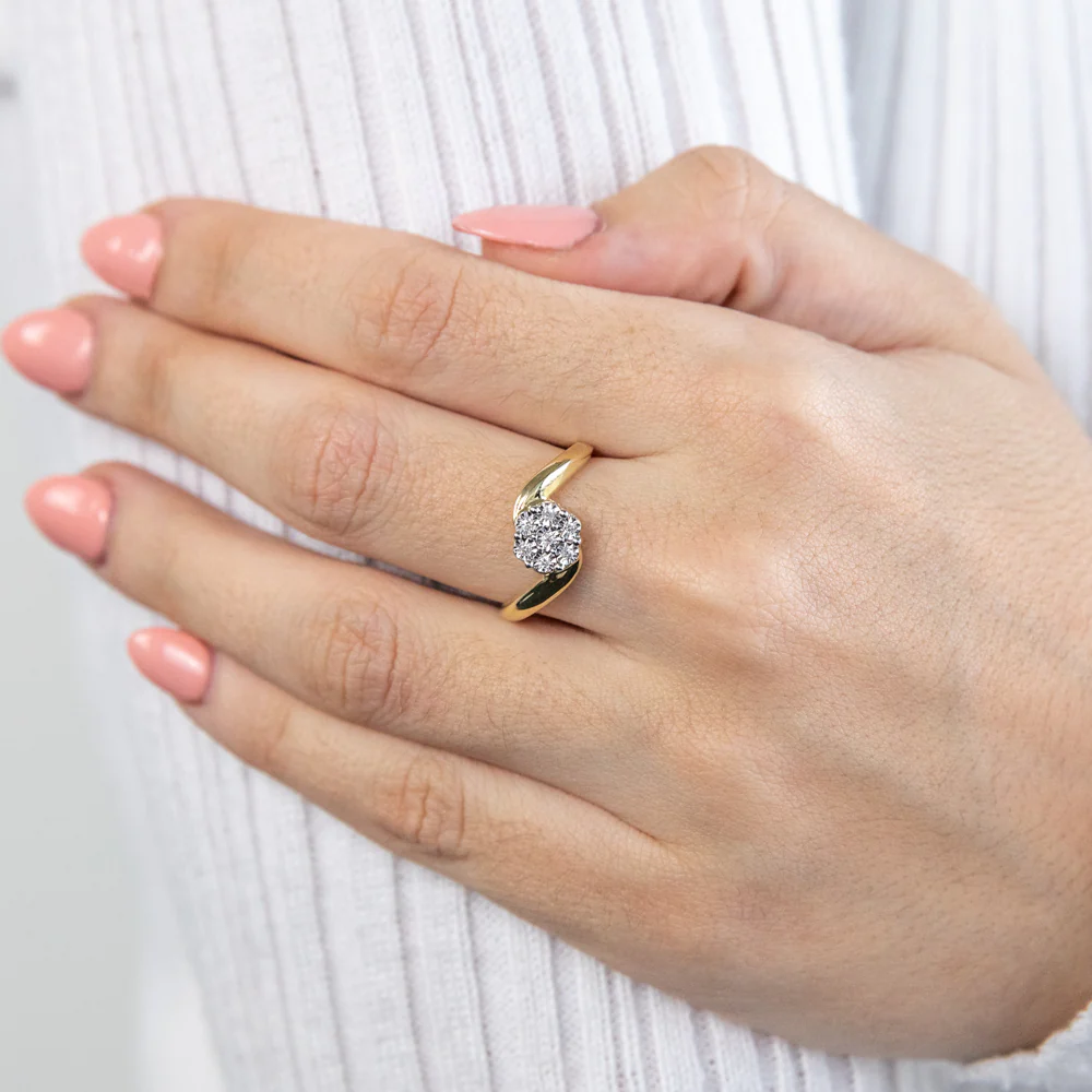 9ct Yellow Gold Diamond Ring Set With 7 Brilliant Cut Diamonds - Image 3