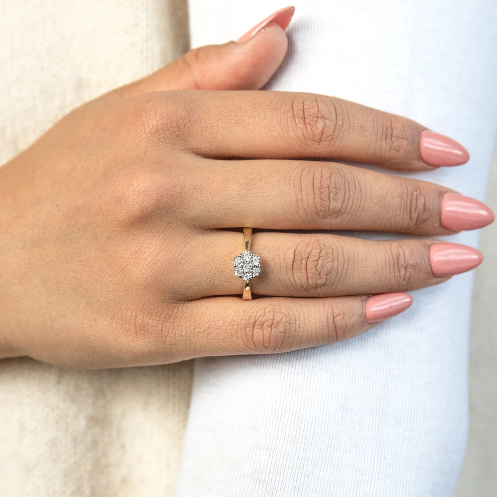 9ct Yellow Gold Diamond Ring Set With 7 Diamonds - Image 3