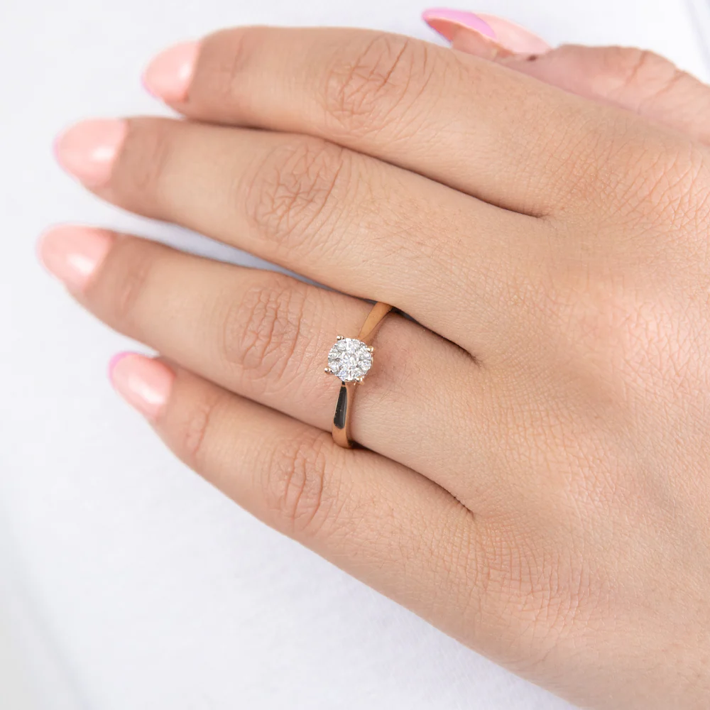 9ct Yellow Gold Diamond Ring Set with 9 Stunning Diamonds - Image 3