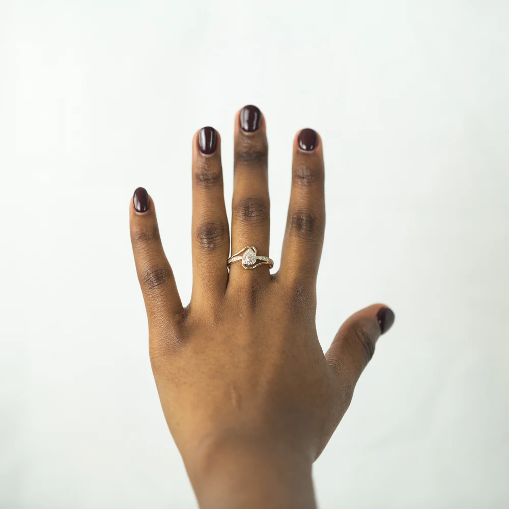 9ct Yellow Gold Diamond Ring with 14 Stunning Brilliant Diamonds - Image 2