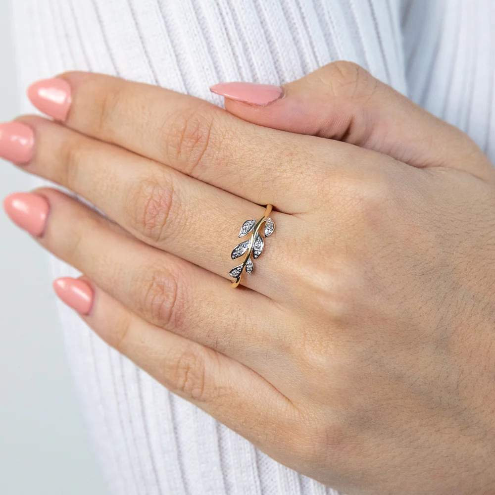 9ct Yellow Gold Diamond Ring with 6 Brilliant Cut Diamonds - Image 2
