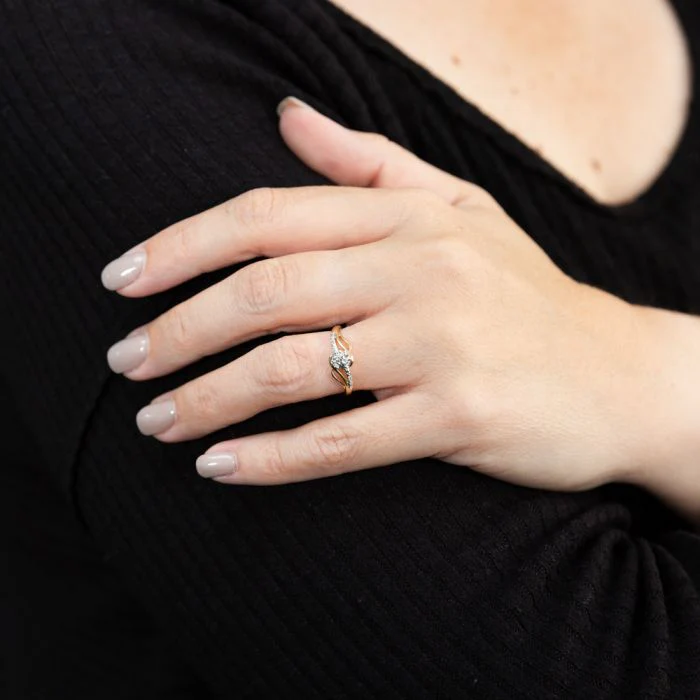 9ct Yellow Gold Diamond Ring with 6 Brilliant Diamonds - Image 2