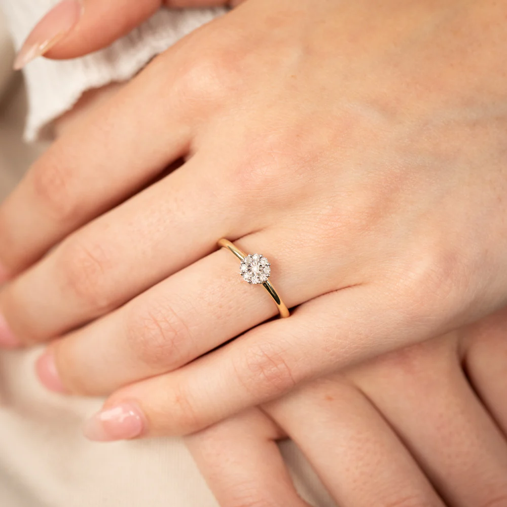 9ct Yellow Gold Diamond Ring with 9 Brilliant Cut Diamonds - Image 3