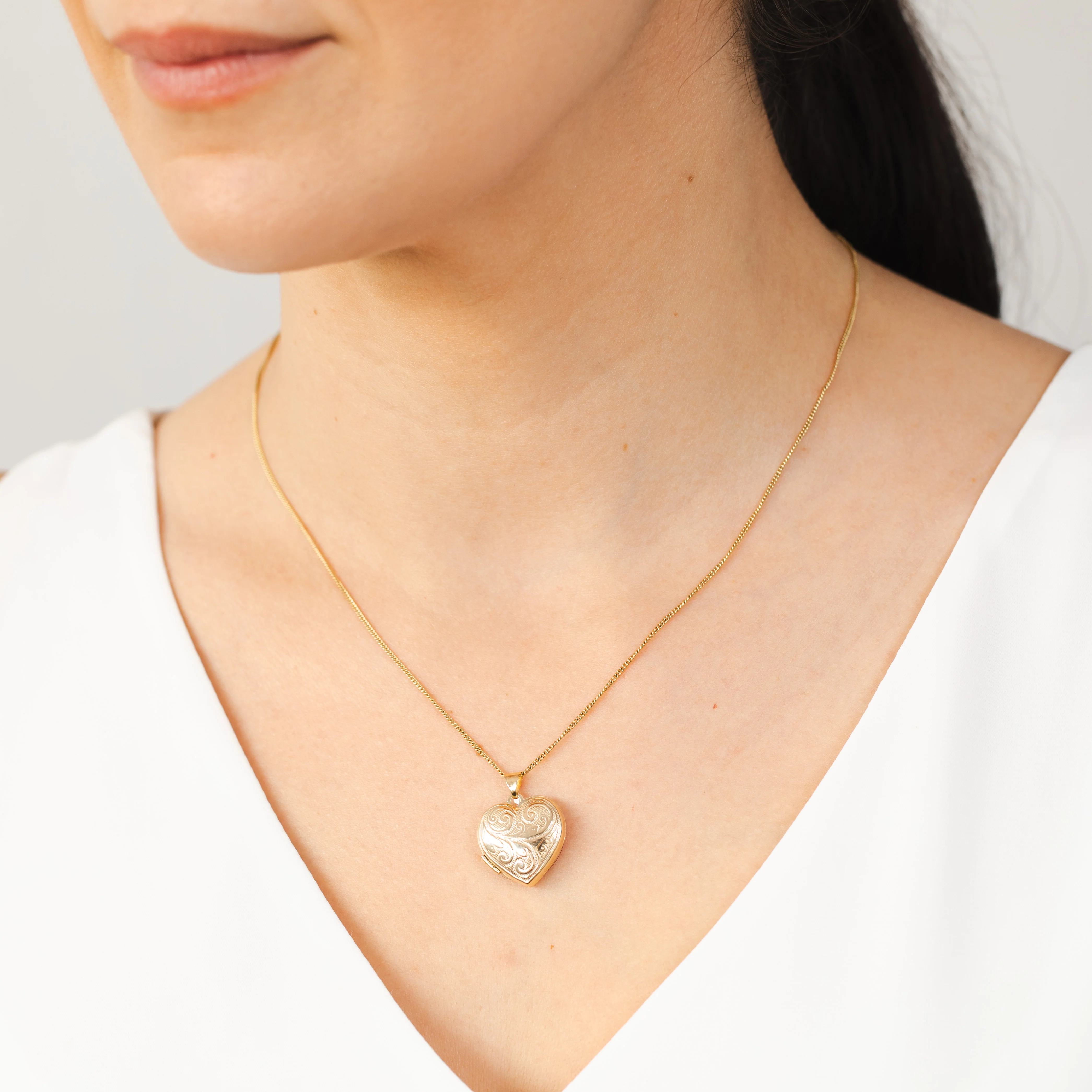 9ct Yellow Gold Engraved Heart Locket - Image 3
