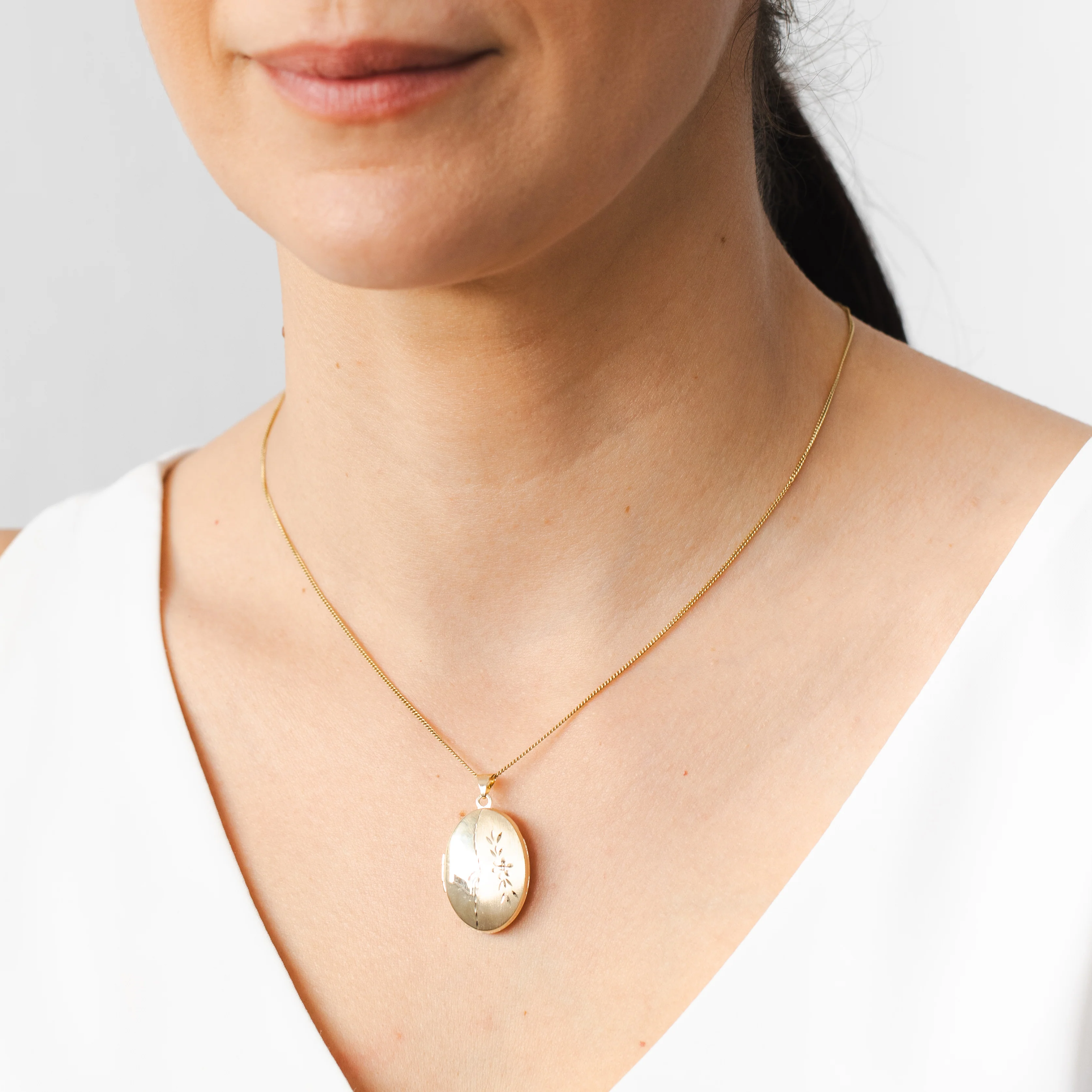 9ct Yellow Gold Engraved Oval Locket - Image 3