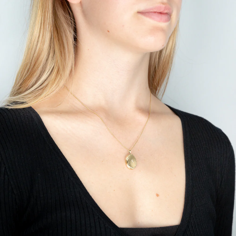 9ct Yellow Gold Etched Oval Locket with .01ct Diamond - Image 2