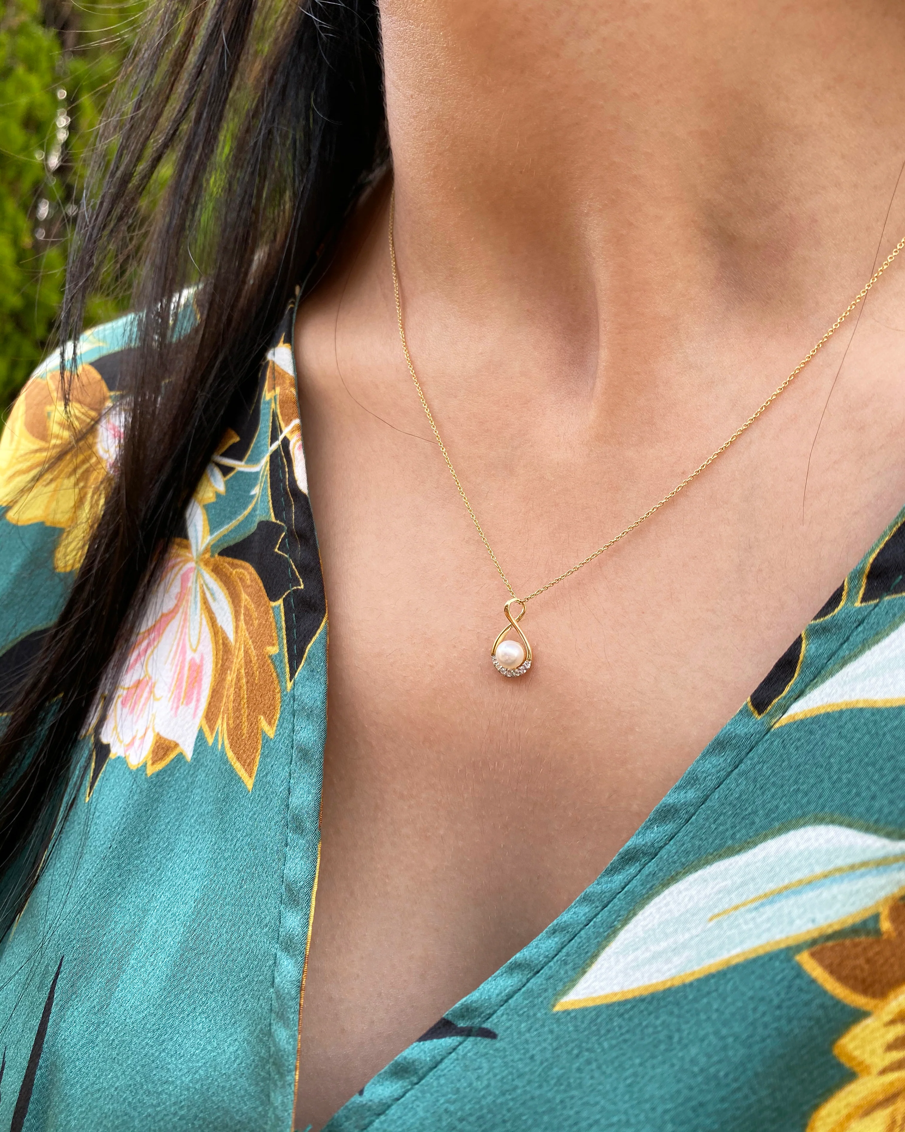 9ct Yellow Gold Fresh Water Pearl & Zirconia Infinity Pendant - Image 3