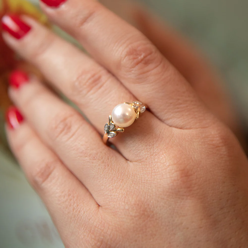 9ct Yellow Gold Freshwater Pearl and Leaf Pattern Diamond Ring - Image 3