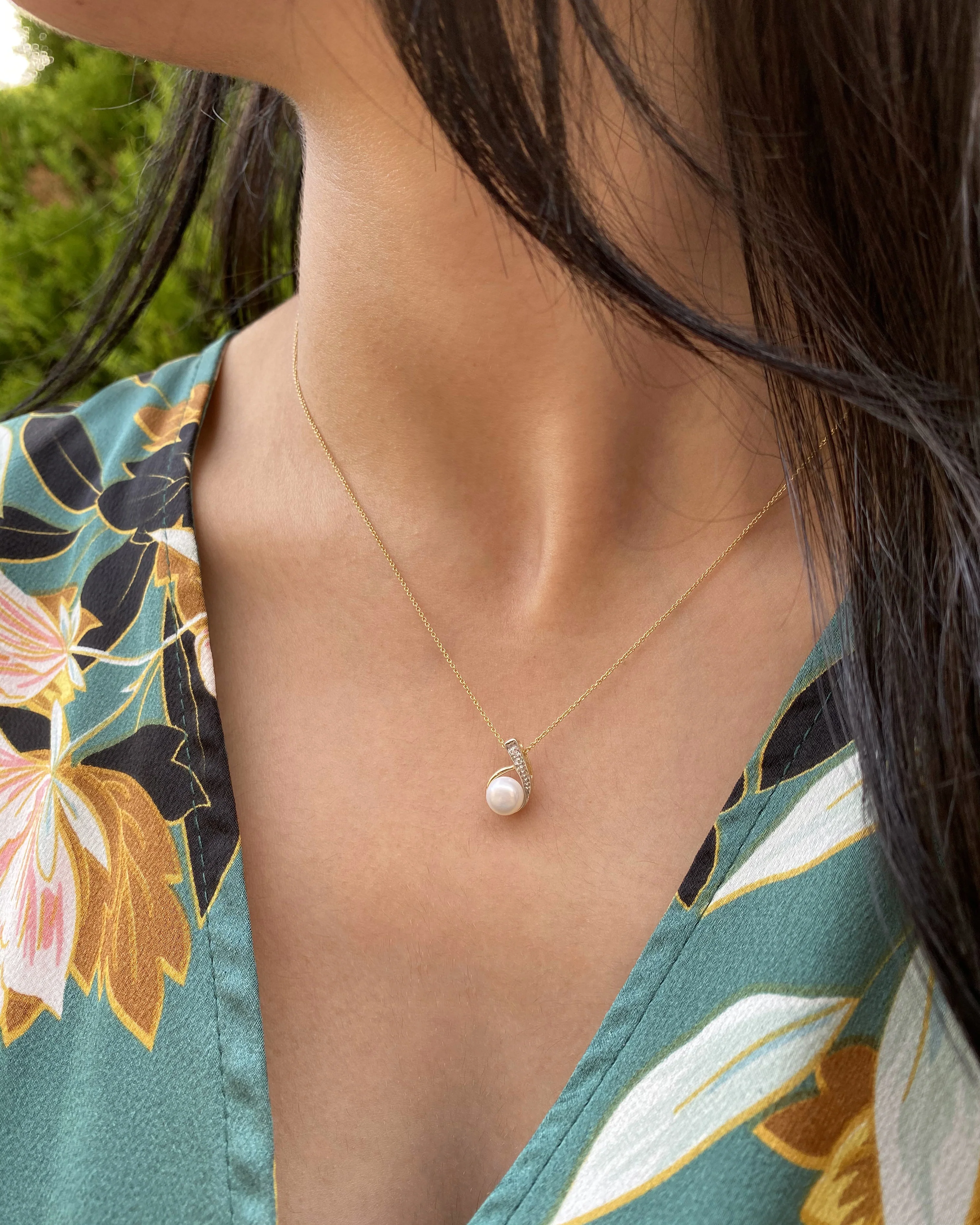 9ct Yellow Gold Gorgeous Diamond + Pearl Pendant - Image 2