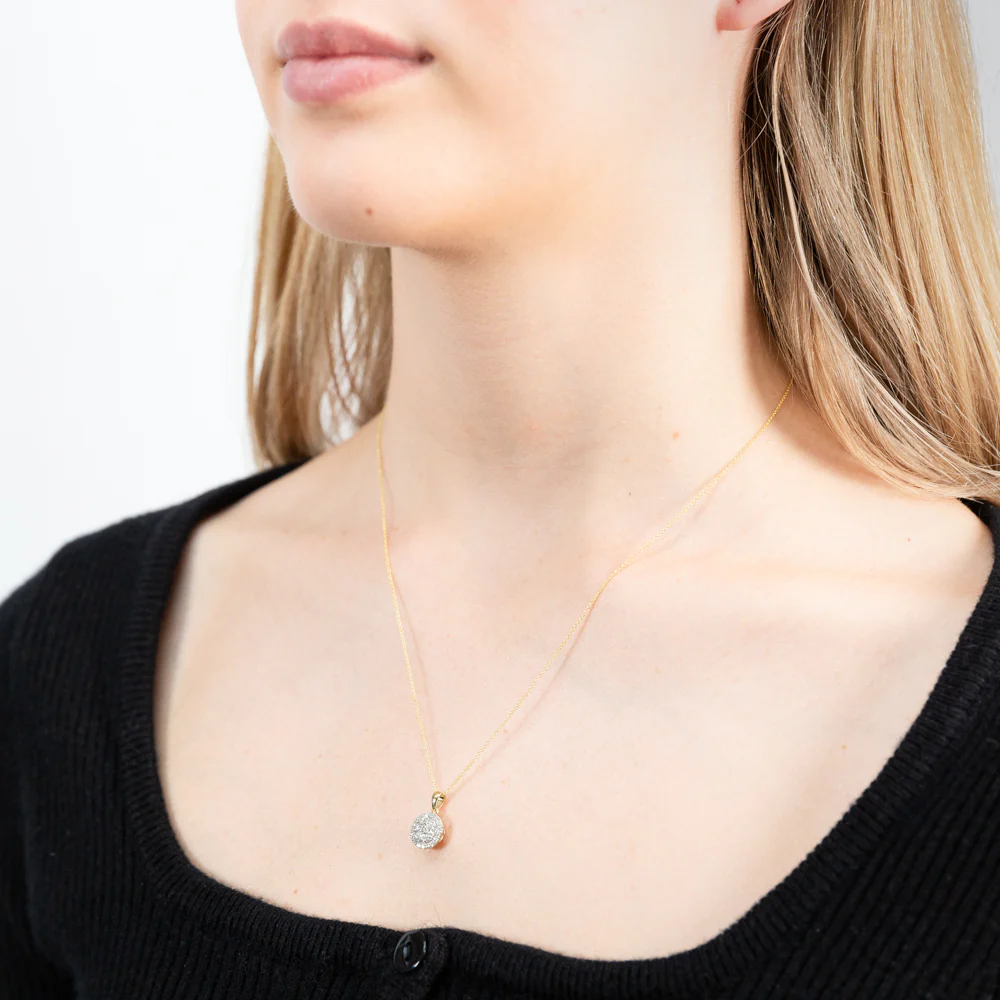 9ct Yellow Gold Gorgeous Diamond Pendant With Chain - Image 2