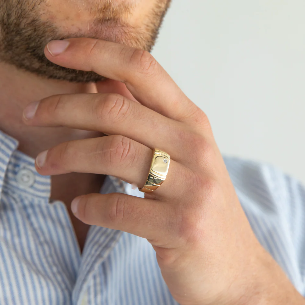 9ct Yellow Gold Grooved Diamond Ring - Image 3