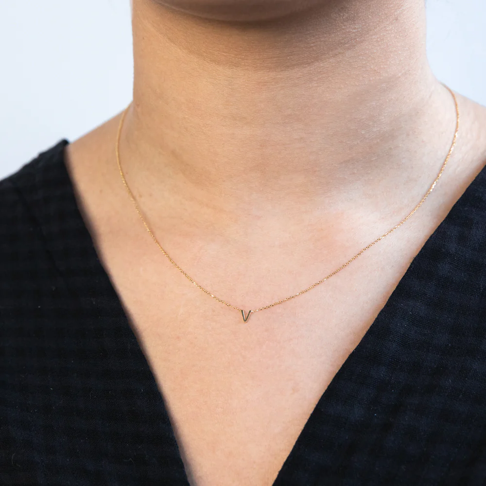 9ct Yellow Gold Initial "V" Pendant on 43cm Chain - Image 2