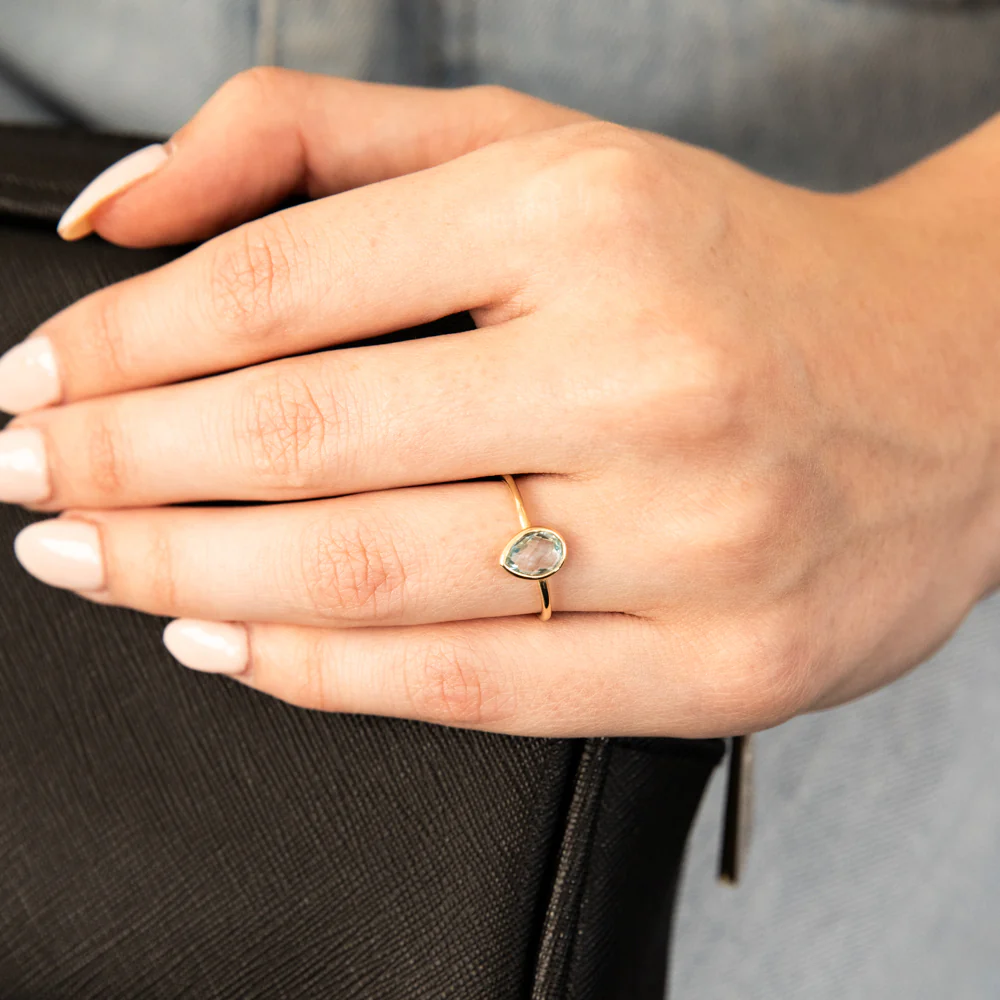 9ct Yellow Gold Natural Blue Topaz Ring - Image 3