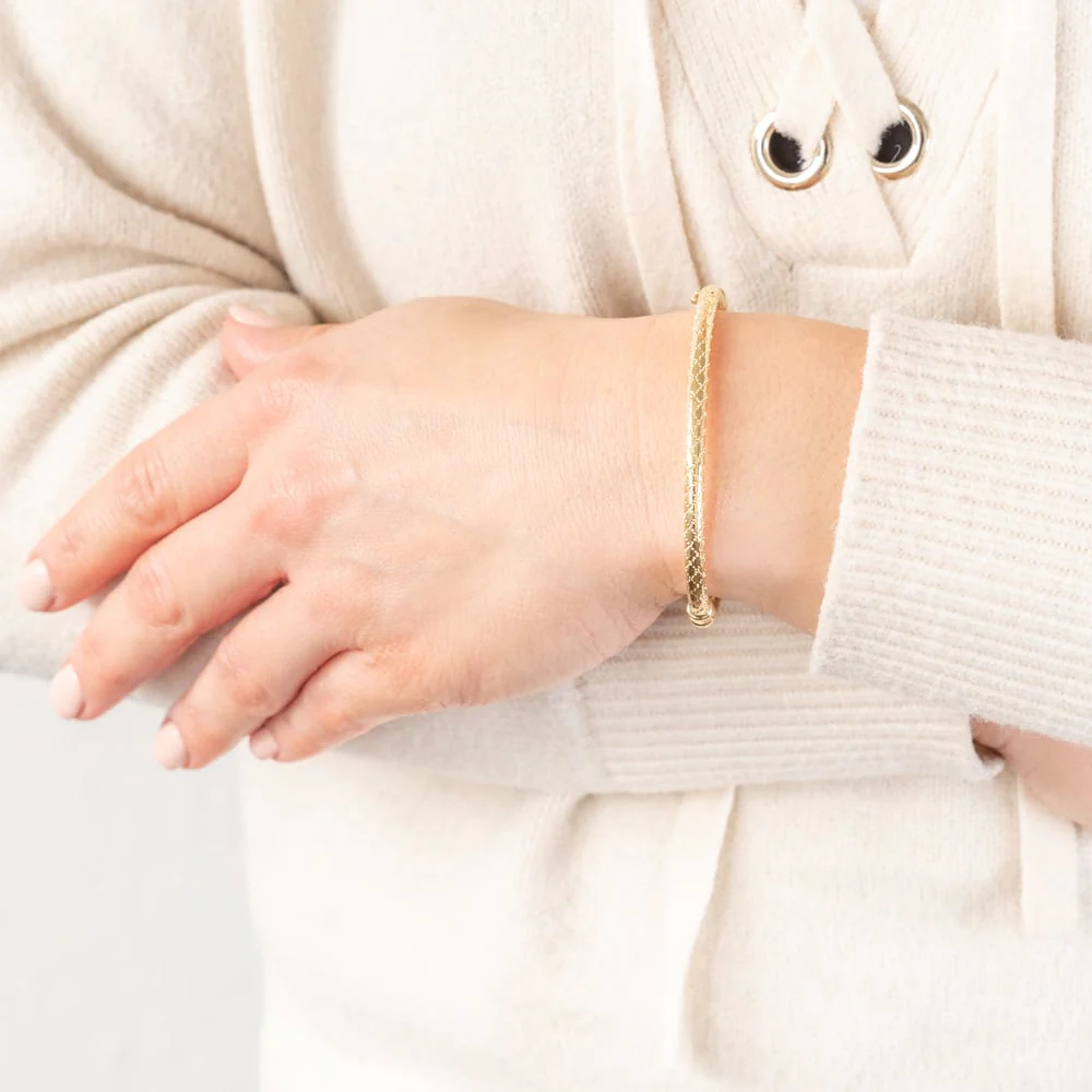 9ct Yellow Gold Patterned Hinged 50 X 60mm Round Bangle - Image 2