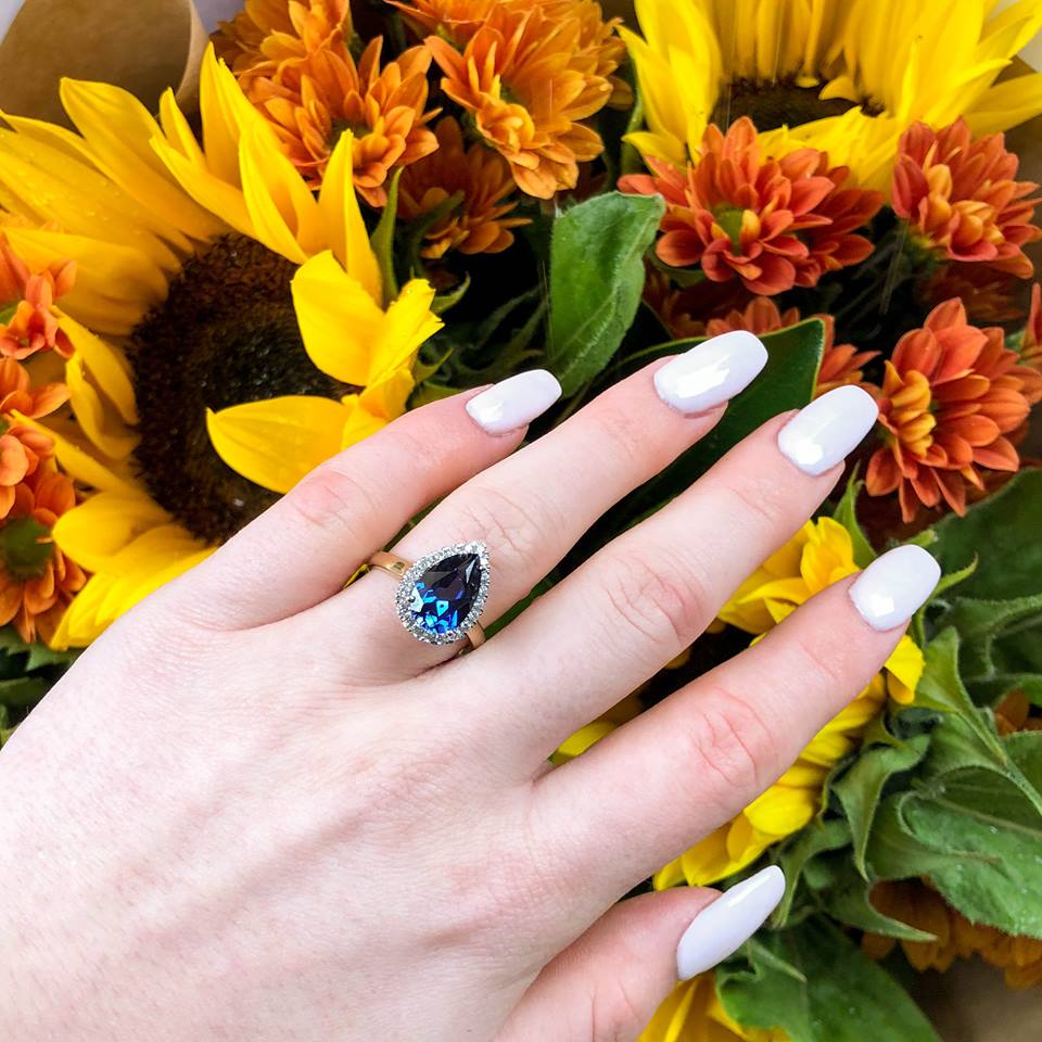 9ct Yellow Gold Pear Shaped Created Sapphire and Cubic Zirconia Halo Ring - Image 3