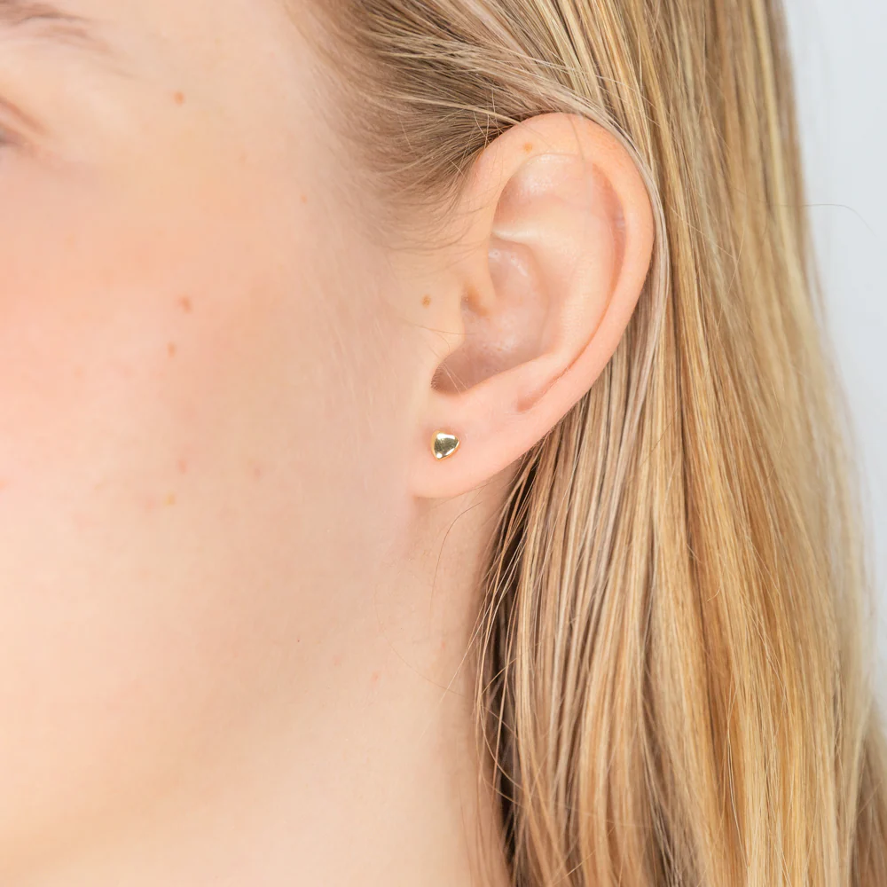 9ct Yellow Gold Plain Heart Stud Earrings - Image 2