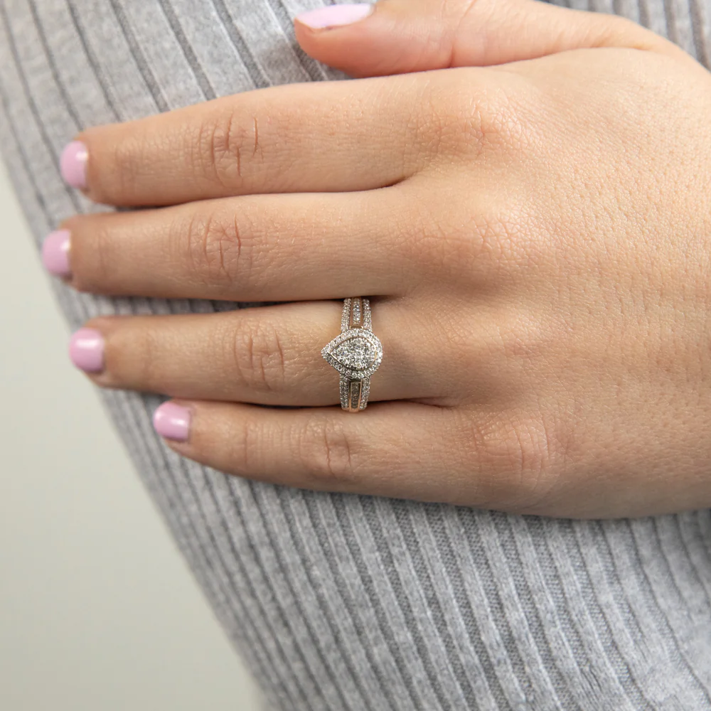 9ct Yellow Gold Ring with 1/2 Carat of Diamonds - Image 2