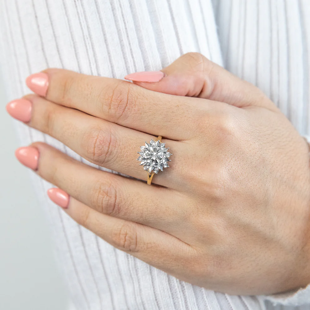 9ct Yellow Gold Ring With 19 Diamonds - Image 4