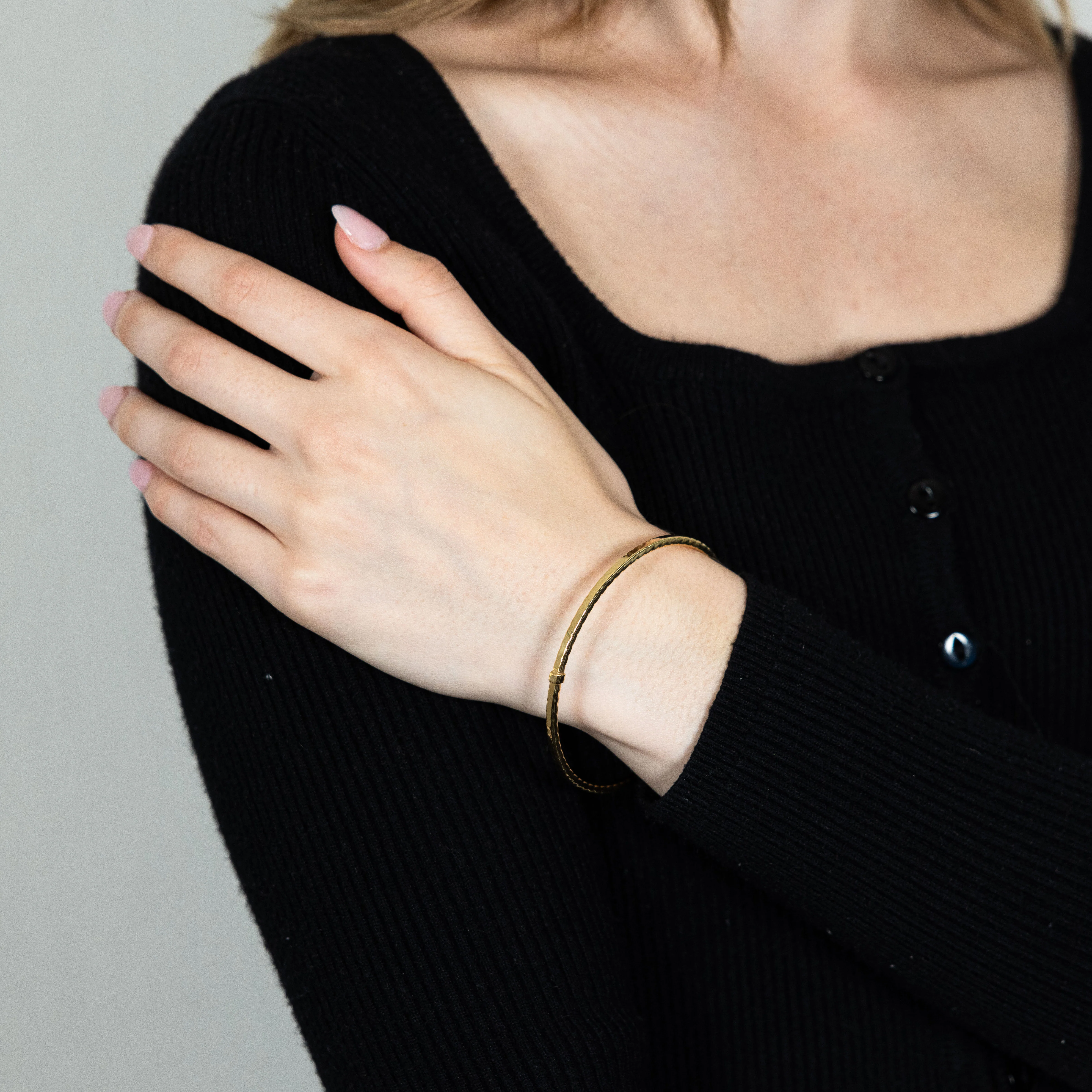 9ct Yellow Gold Silverfilled Fancy Straight Edge Textured Bangle - Image 3