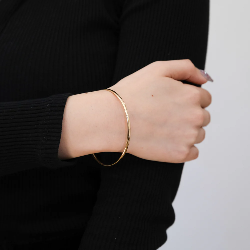 9ct Yellow Gold Silverfilled Light Weight 3mm X 65mm Bangle - Image 2