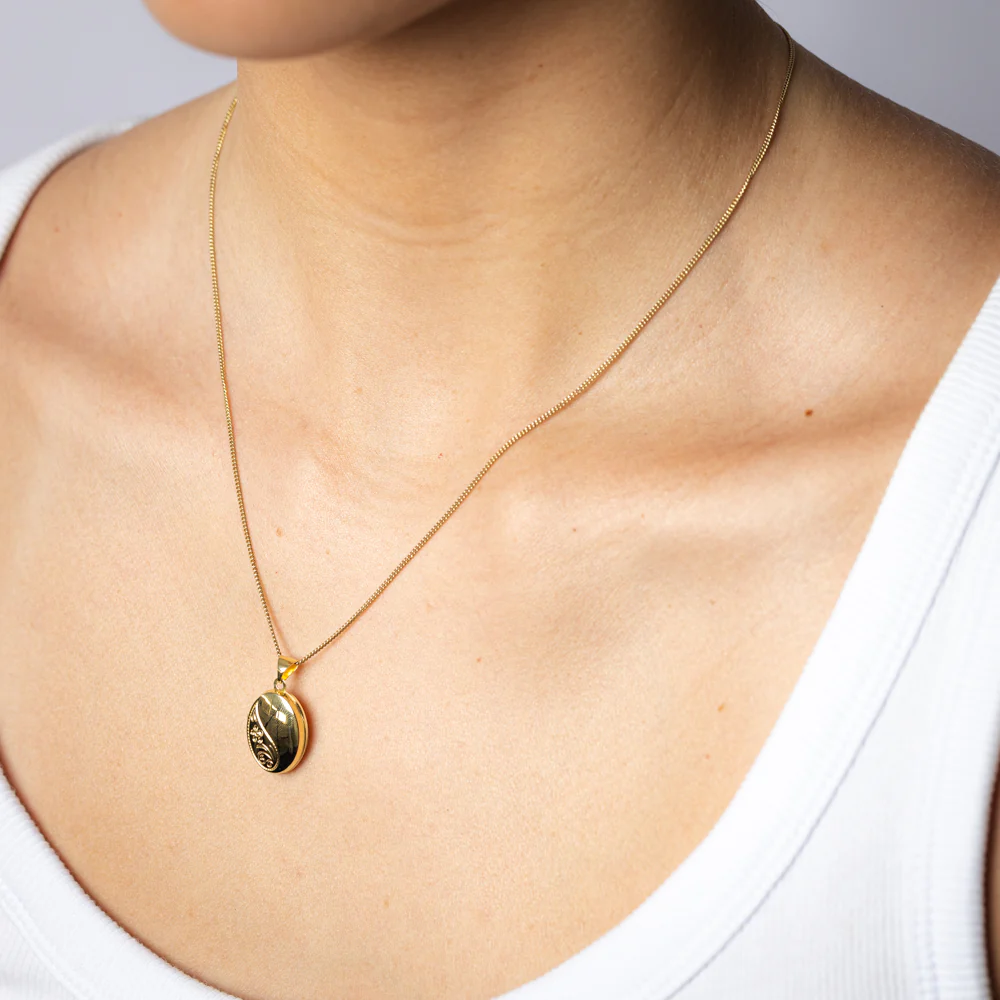 9ct Yellow Gold Silverfilled Oval Engraved Locket Pendant - Image 2