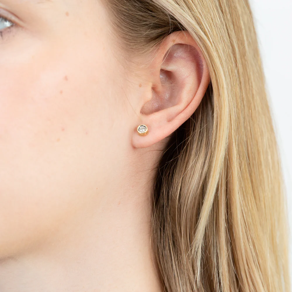 9ct Yellow Gold Stud Earrings with 10 Points of Diamond - Image 2