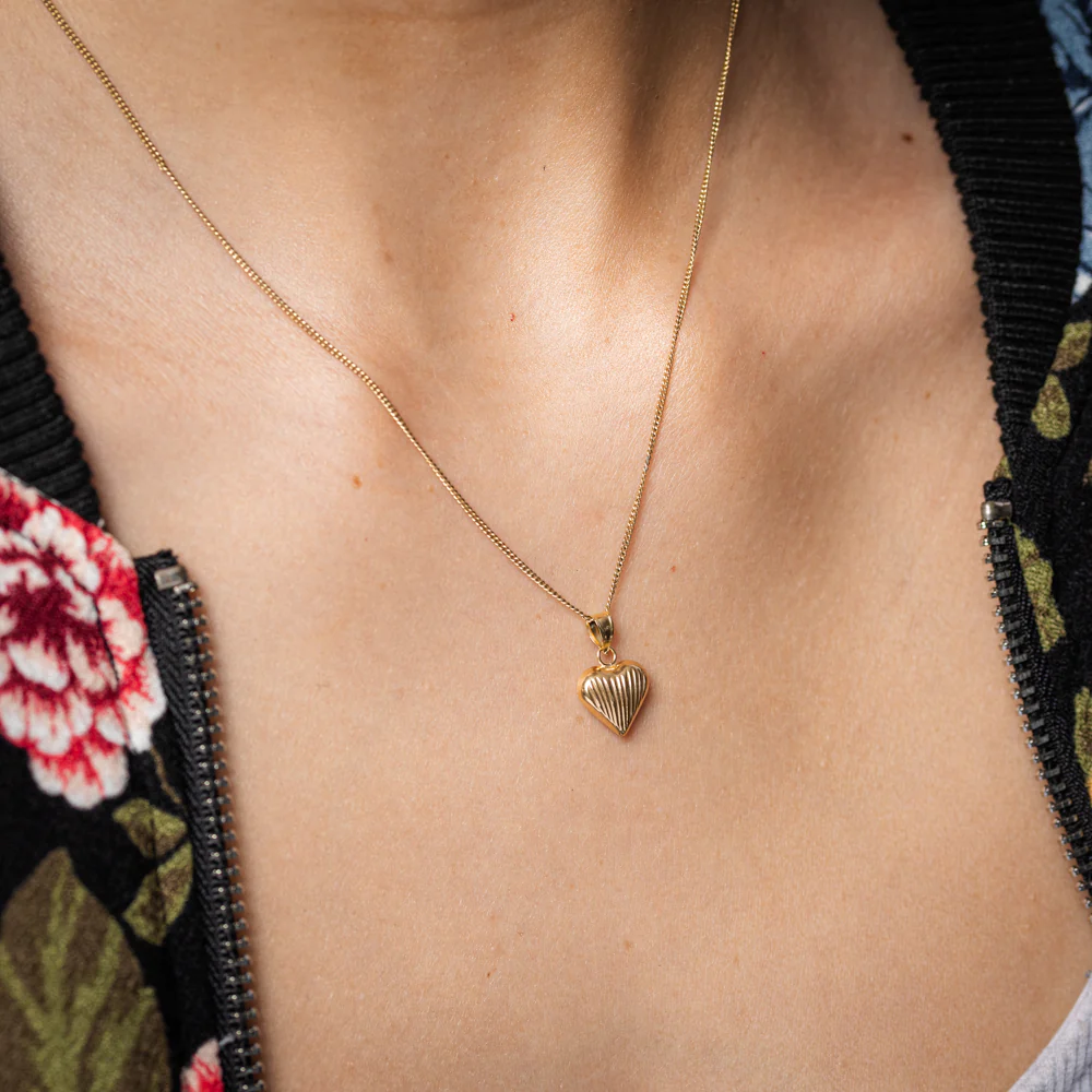 9ct Yellow Gold Textured Polished Heart Pendant - Image 2