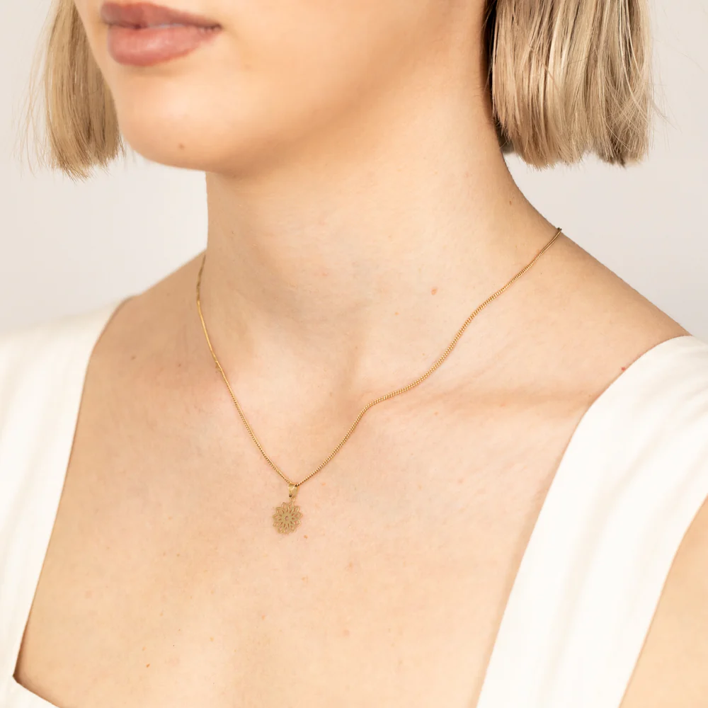 9ct Yellow Gold Tribal Flower Cut Out Pendant - Image 2