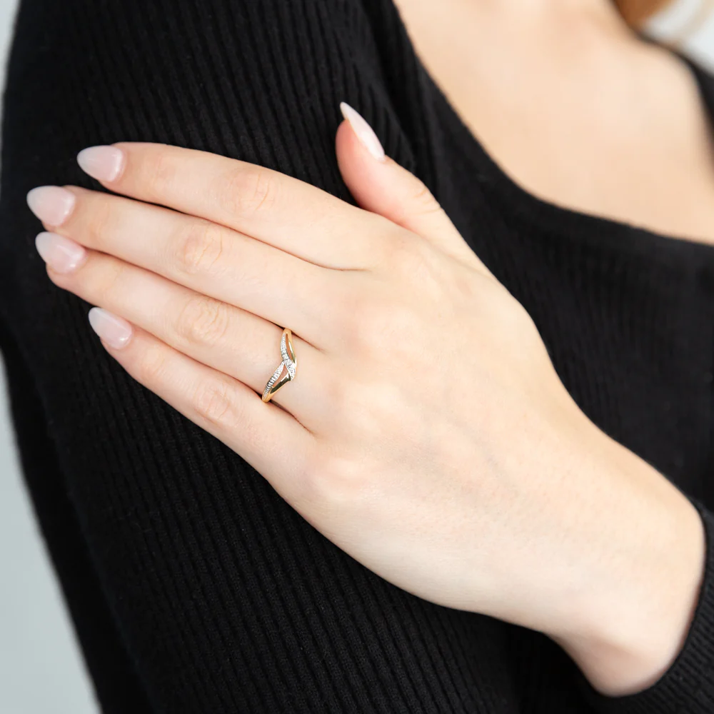 9ct Yellow Gold V Illusion Setting Ring - Image 3