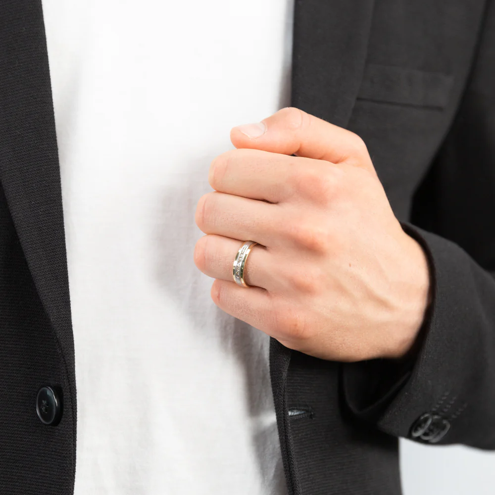 9ct Yellow Gold & White Gold Mens Ring With 0.2 Carats Of Diamonds - Image 3