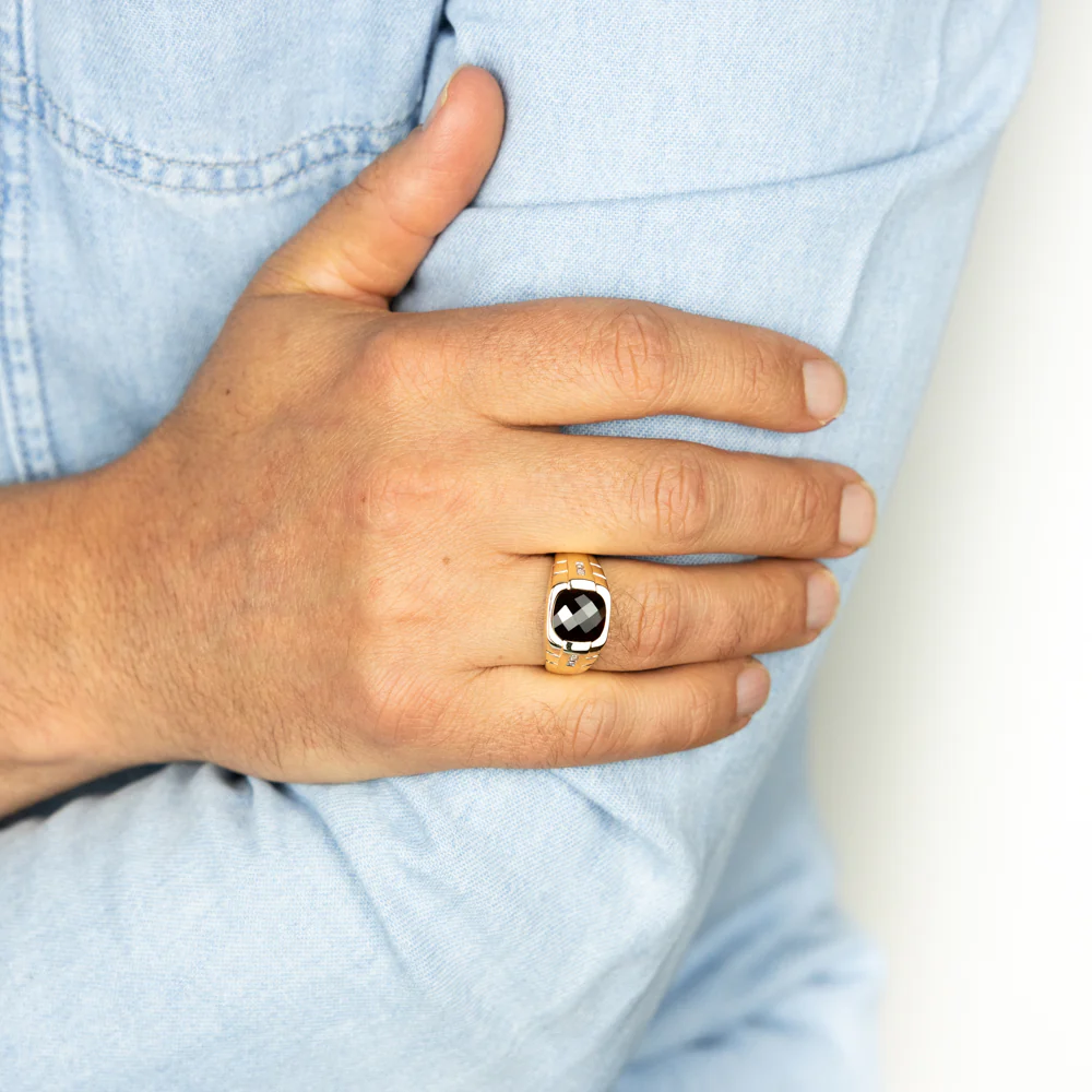 9ct Yellow Gold with 1Garnet & Small Diamond Men Ring - Image 3