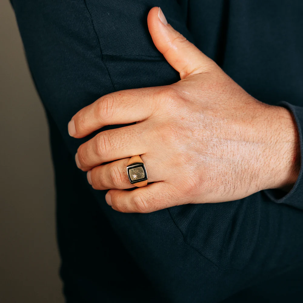 Agate and Diamond Gents Ring in 9ct Yellow Gold - Image 3