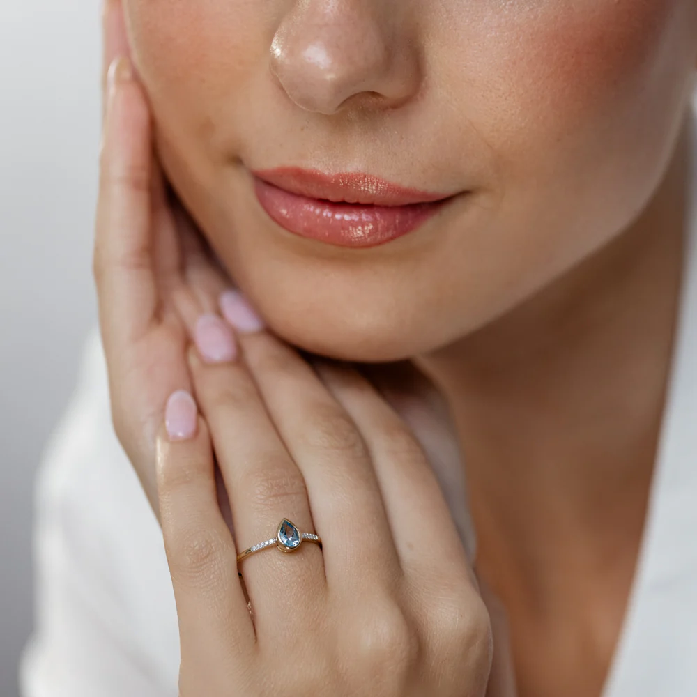 Created Blue Topaz and Diamond Ring in 9ct Yellow Gold - Image 4