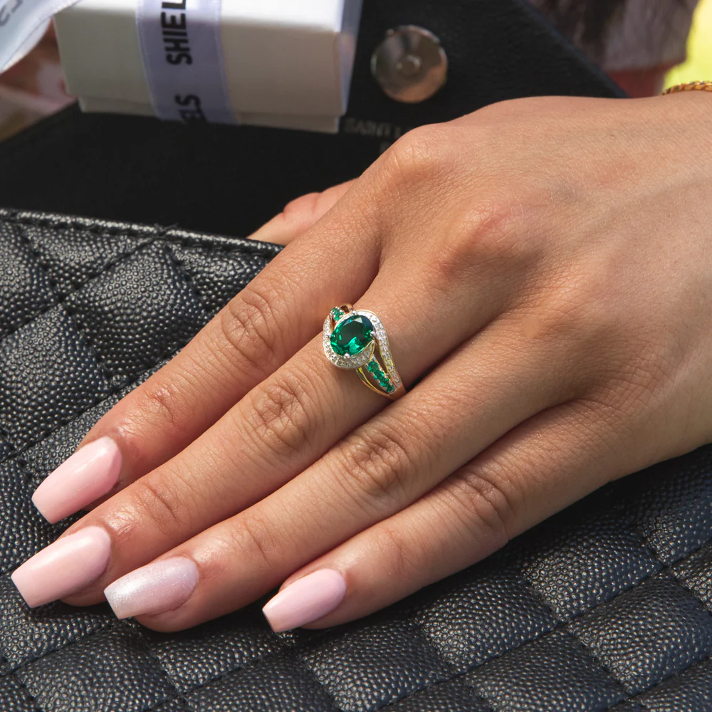 Created Emerald and Diamond Ring in 9ct Yellow Gold - Image 3