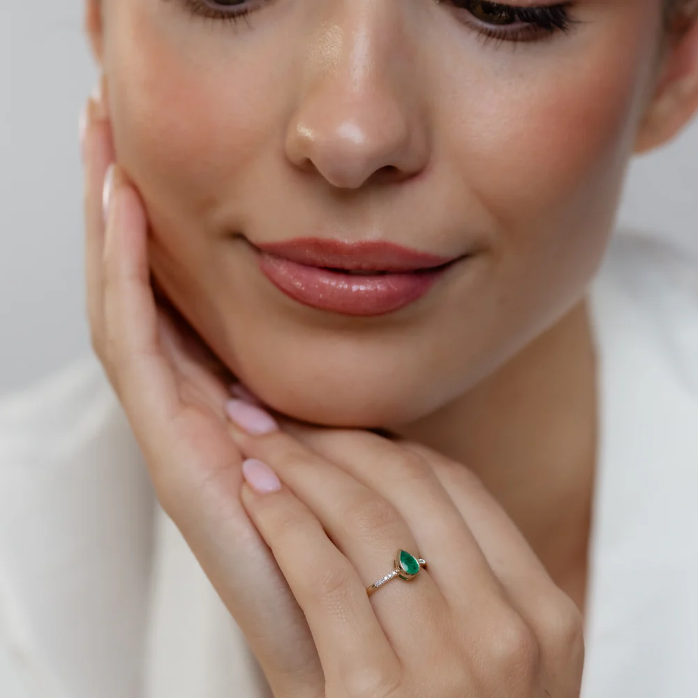 Created Emerald and Diamond Ring in 9ct Yellow Gold - Image 4